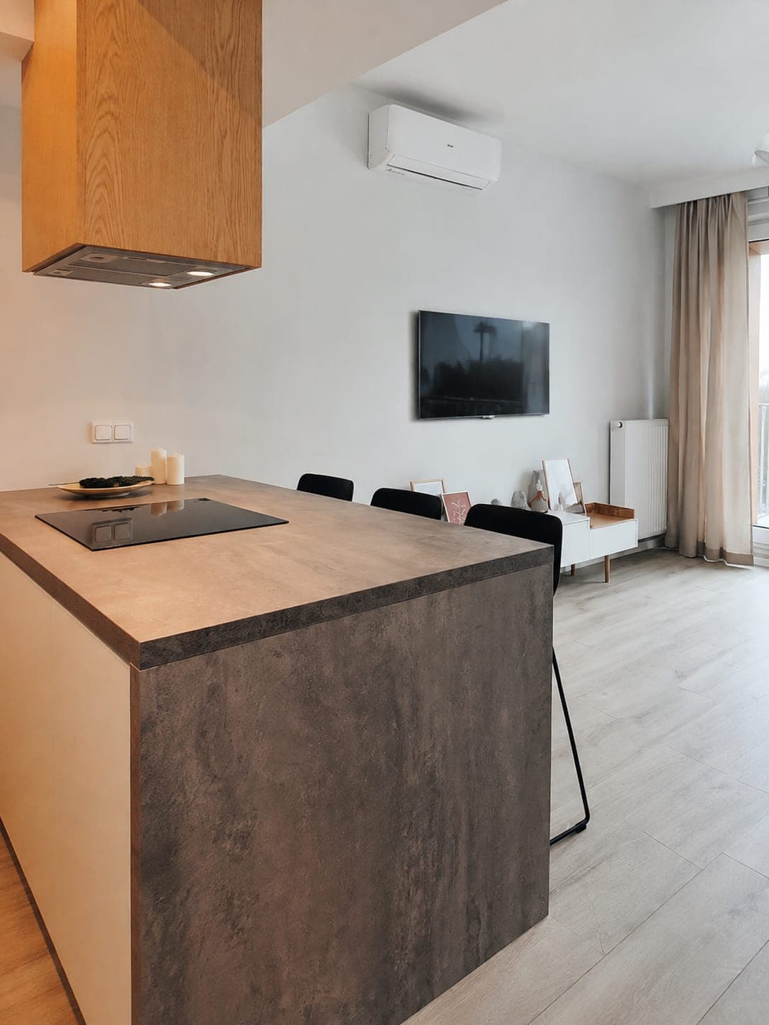 Widok z wyspy na salon i telewizor, mieszkanie przy Aignera na Ursynowie w Warszawie