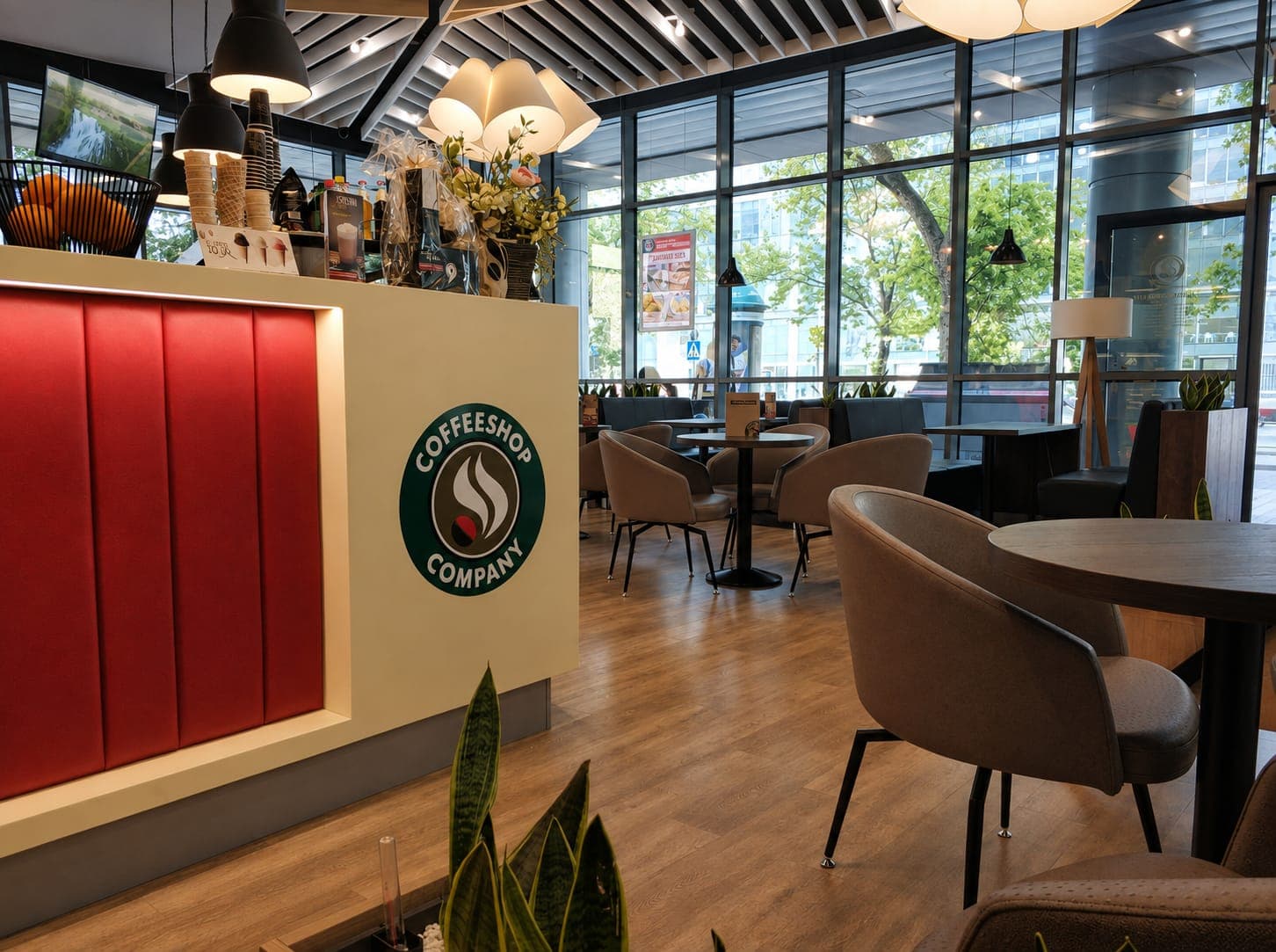 Lada kawiarni Coffeeshop Company z czerwonym wykończeniem, al. Jana Pawła II w Warszawie