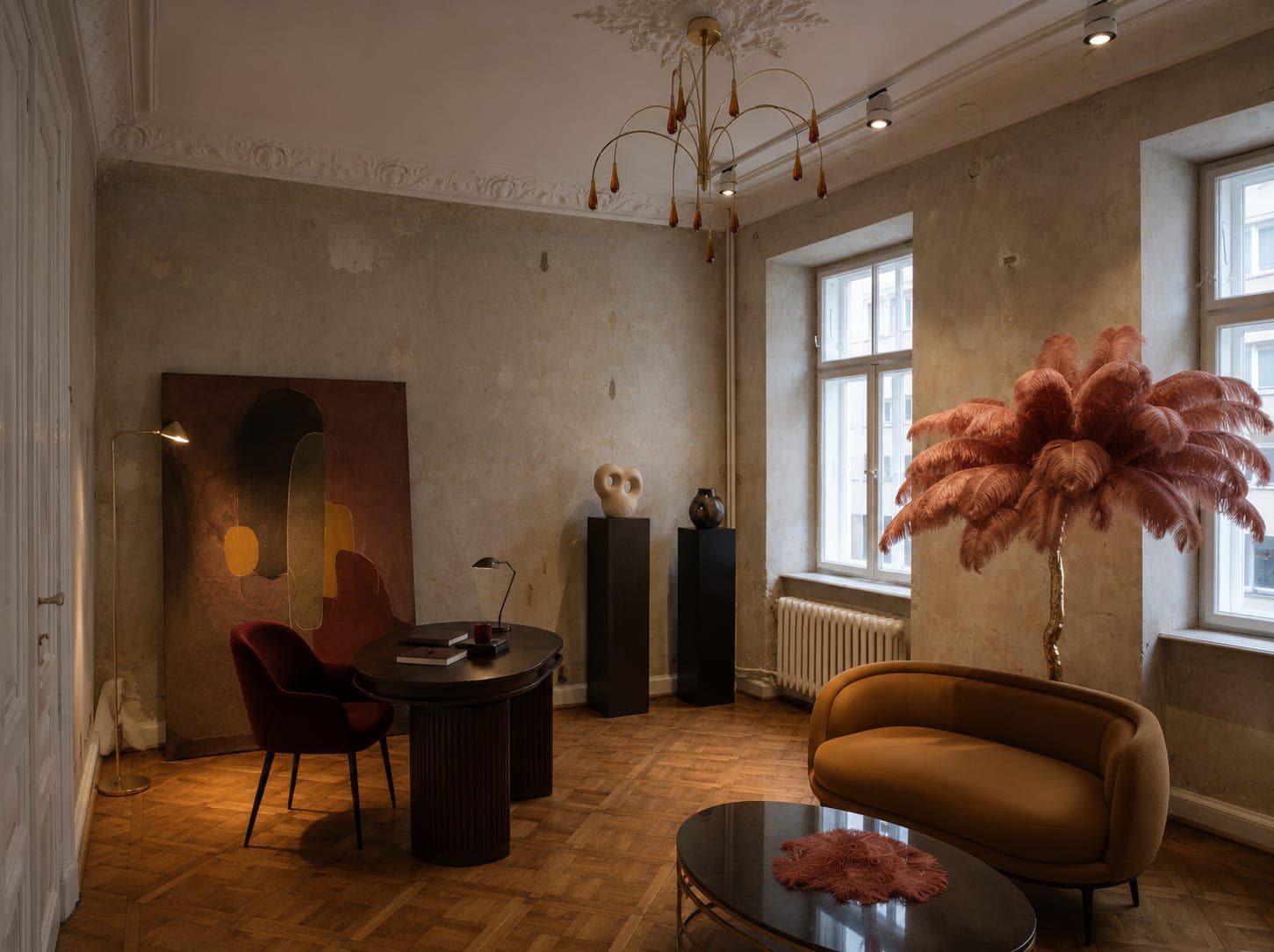Biurko i żółta sofa z lampą z różowych piór, studio przy Koszykowej w Warszawie