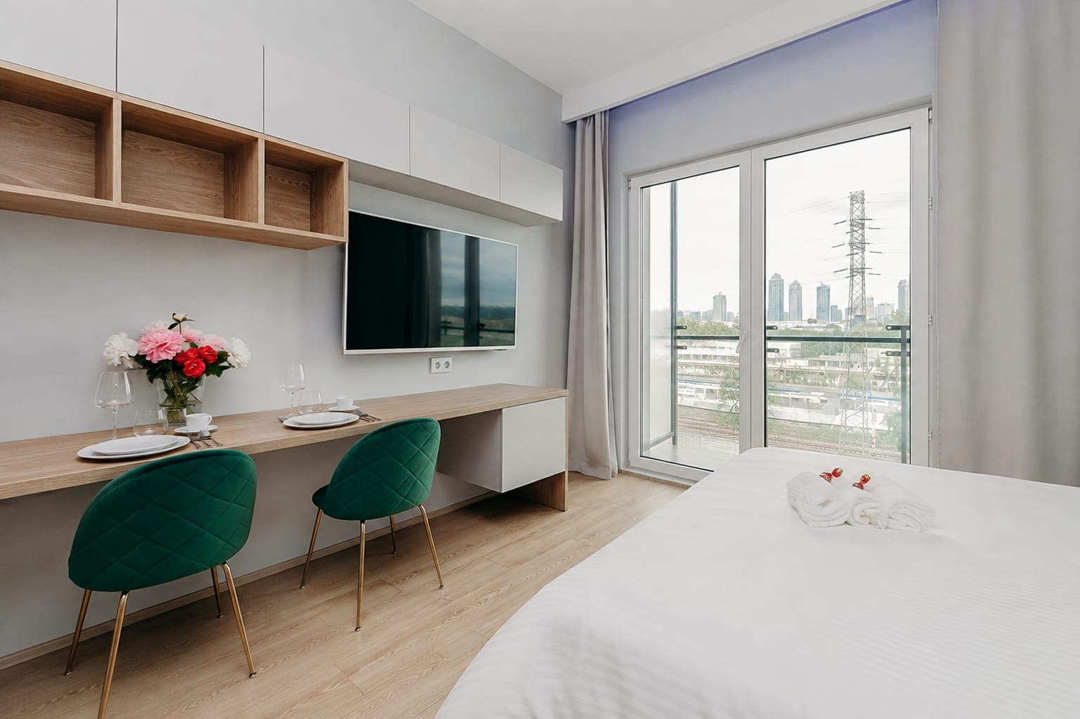 Studio with a wood counter, emerald chairs and a city view, Prymasa Tysiąclecia Avenue in Wola, Warsaw