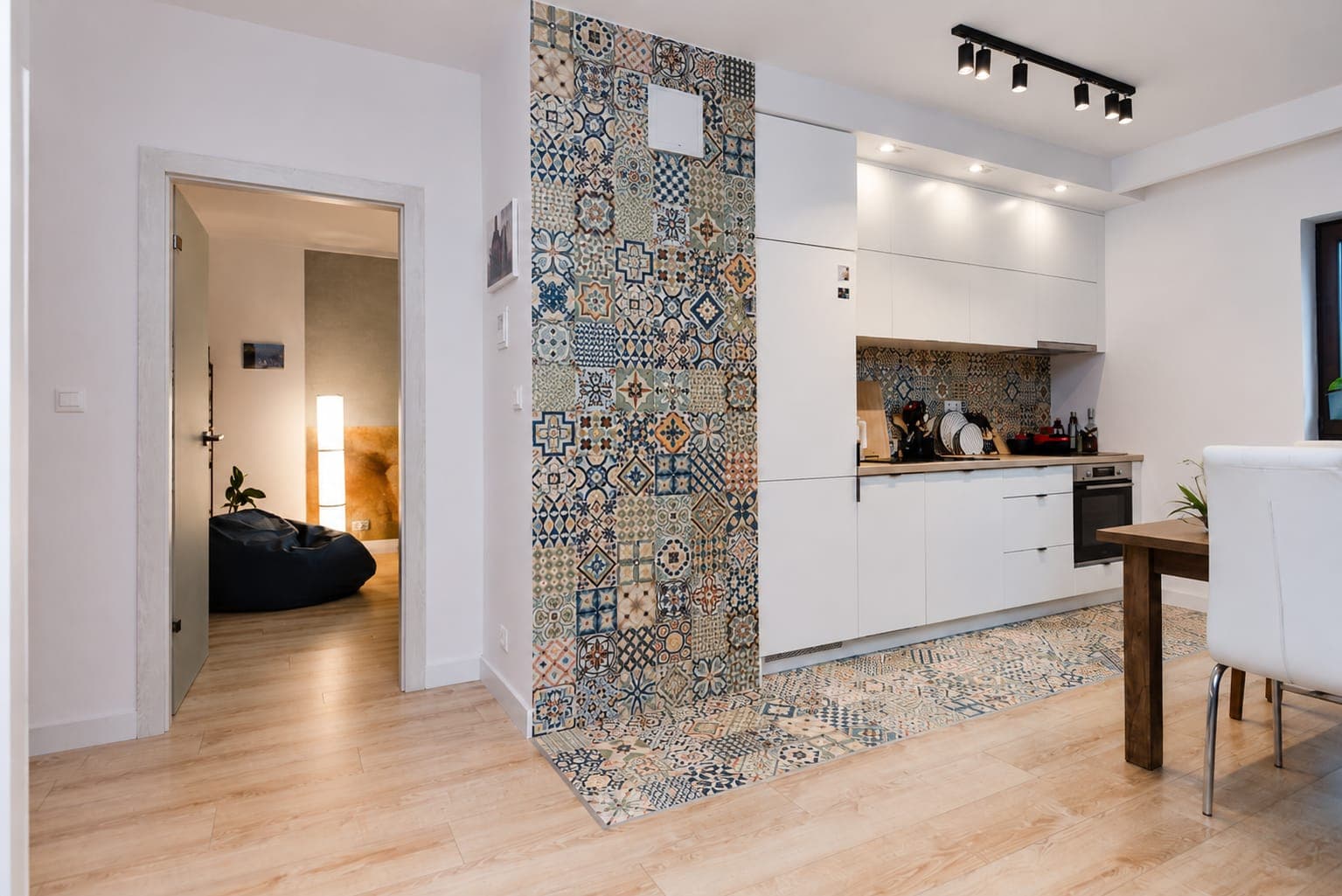 Kitchen with patchwork tiles on the wall and floor, apartment on Sierakowskiego in Praga-Północ, Warsaw